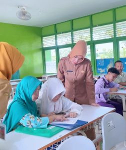 Larangan Penjualan Seragam dan Buku di Sekolah Kalbar