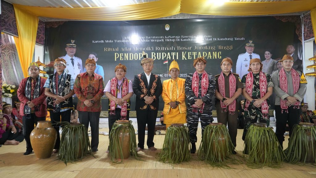 Ritual Adat Menoik’i Rumah Besar Jurongk Tinggi di Pendopo Bupati Ketapang