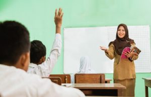 Kementerian Pendidikan Dasar dan Menengah (Kemendikdasmen) menyiapkan 150 ribu beasiswa pendidikan bagi guru yang belum memiliki gelar D4 atau S1 mulai tahun 2026. Program ini dilakukan melalui mekanisme Rekognisi Pembelajaran Lampau (RPL) untuk meningkatkan kualitas guru di seluruh Indonesia.