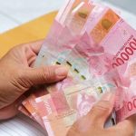 Menteri Keuangan Purbaya Yudhi Sadewa memastikan penyaluran BLT Kesra Rp900 ribu akan selesai pekan ini. Kendala di PT Pos Indonesia tengah diselesaikan agar 35 juta keluarga segera menerima bantuan.