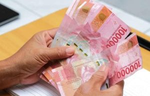 Menteri Keuangan Purbaya Yudhi Sadewa memastikan penyaluran BLT Kesra Rp900 ribu akan selesai pekan ini. Kendala di PT Pos Indonesia tengah diselesaikan agar 35 juta keluarga segera menerima bantuan.