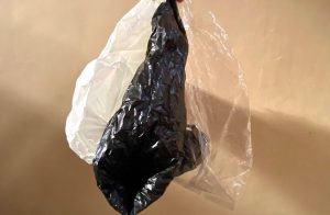 Pemkab Sintang resmi menerapkan kebijakan bebas kantong plastik mulai 1 Desember 2025. Bupati Bala mendorong pemanfaatan anyaman lokal, sementara Indomaret mendukung dengan menyediakan eco-bag.