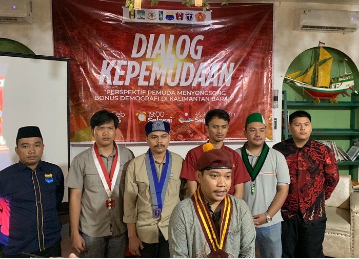 Cipayung Plus Kalimantan Barat, menyatakan sikap atas wacana penempatan institusi Polri di bawah kementerian sekaligus menggelar dialog, yang berlangsung di Cafe 1/2 di Jalan Sepakat, Pontianak, pasa Senin 16 Februari 2026 malam.