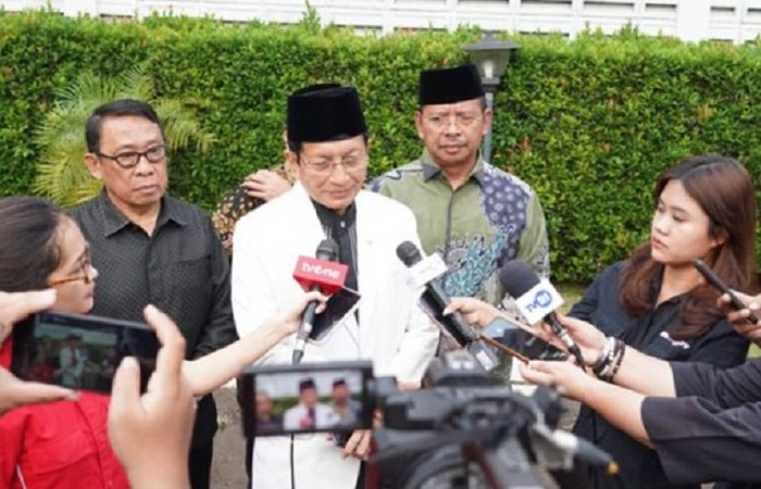 Menag Nasaruddin Umar menggunakan jet pribadi OSO untuk meresmikan Balai Sarkiah di Takalar. KPK berharap Menag menjelaskan ke publik dan bisa konsultasi ke Direktorat Gratifikasi.