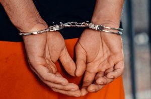 Polda Metro Jaya menangkap pelaku pembunuhan Ermanto Usman, pensiunan JICT yang ditemukan tewas di rumahnya di Jatibening, Bekasi. Polisi masih mendalami identitas pelaku dan kemungkinan keterlibatan pihak lain.