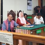 Ketua Adat Dusun Lelayang, Kalimantan Barat, Tarsisius Fendy bersama Tim kuasa hukum dalam ruang sidang praperadilan di Kantor Pengadilan Negeri Ketapang, Senin, 2 Maret 2026. Foto: istimewa