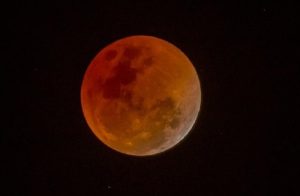 BMKG menyebut Gerhana Bulan Total 3 Maret 2026 berlangsung 5 jam 41 menit 51 detik. Fase totalitas 59 menit 27 detik. Simak waktu mulai, puncak, dan akhir gerhana di Indonesia.