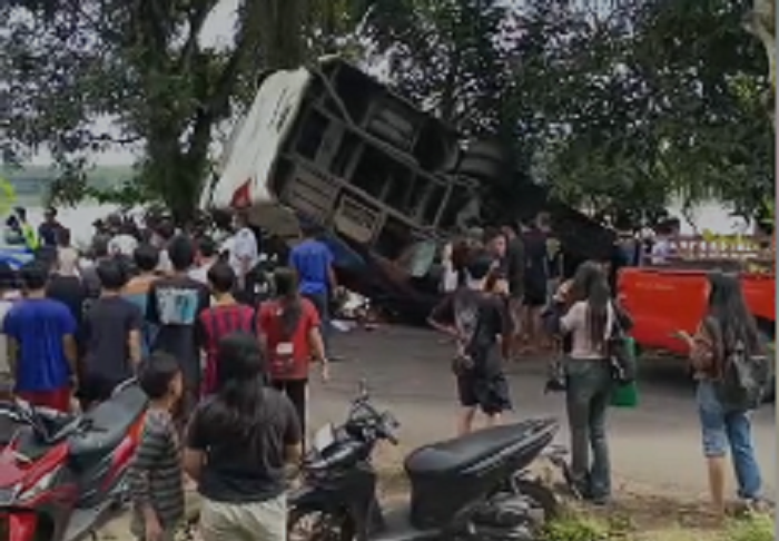 Bus DAMRI rute Sintang–Pontianak mengalami kecelakaan tunggal di Desa Penyaladi, Sanggau, Minggu (5/4/2026) siang.