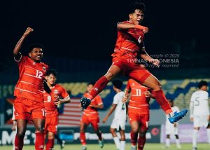 Aksi pemain Timnas Indonesia U-17 saat menghadapi Timor Leste di Gresik.