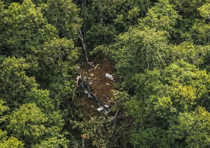 Helikopter PK-CFX di Sekadau ditemukan jatuh. Seluruh 8 korban dipastikan meninggal dunia, evakuasi ditunda hingga pagi karena medan terjal.