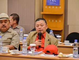 Anggota Komisi XII DPR RI, Cornelis, saat mengikuti Kunjungan Kerja Panja Lingkungan Hidup ke sejumlah perusahaan sektor kehutanan di Sumatera Selatan, menekankan pentingnya pengelolaan limbah B3, kepatuhan terhadap AMDAL, serta transparansi laporan karbon sebagai bagian dari komitmen mewujudkan pembangunan berkelanjutan.