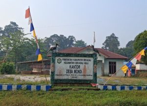 Keterbatasan jaringan internet di Desa Mondi, Kecamatan Sekadau Hulu, Kabupaten Sekadau, menghambat akses masyarakat dan perangkat desa terhadap layanan digital.